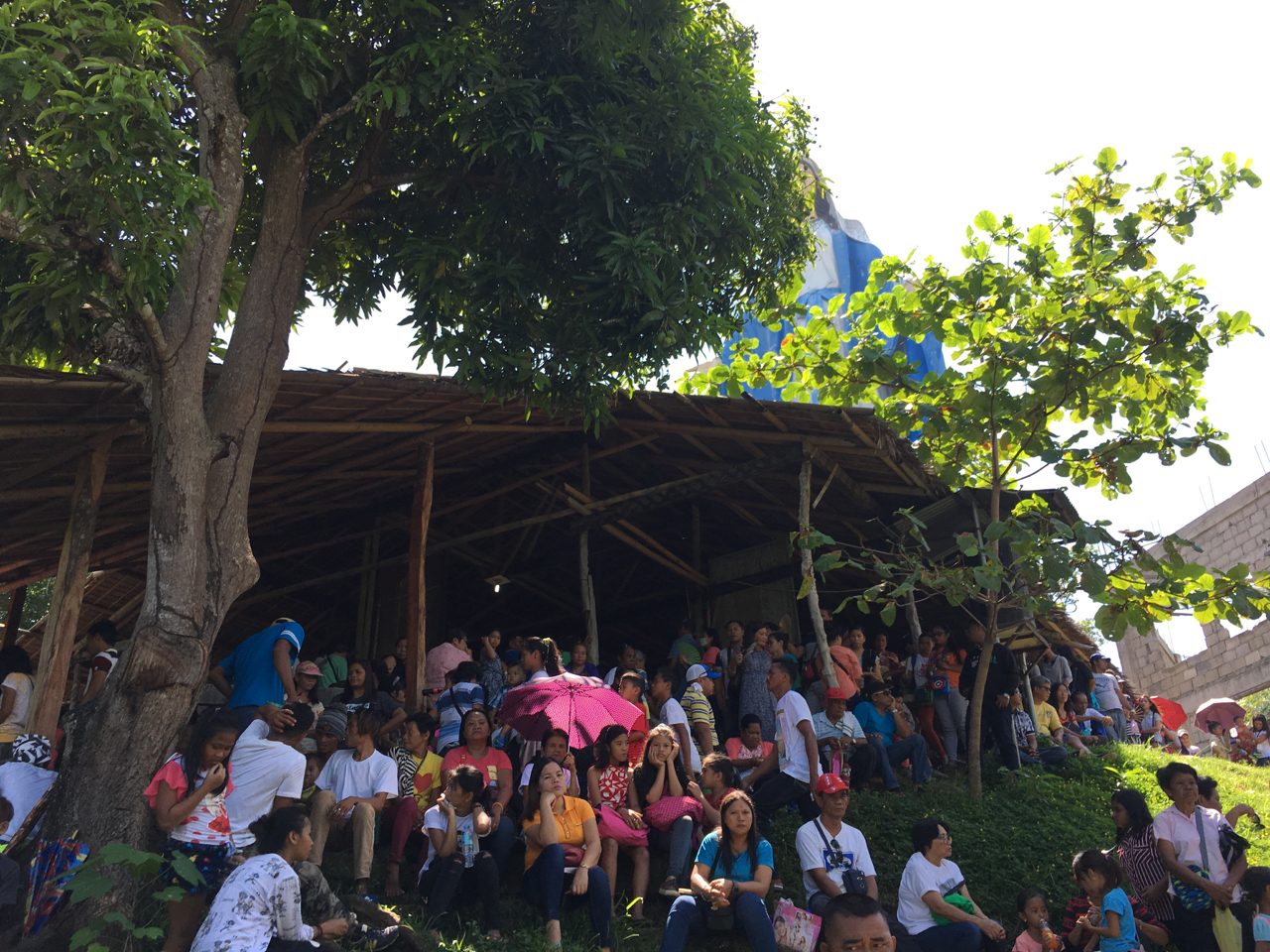 thousands crowd under the Shrine of Agtalin